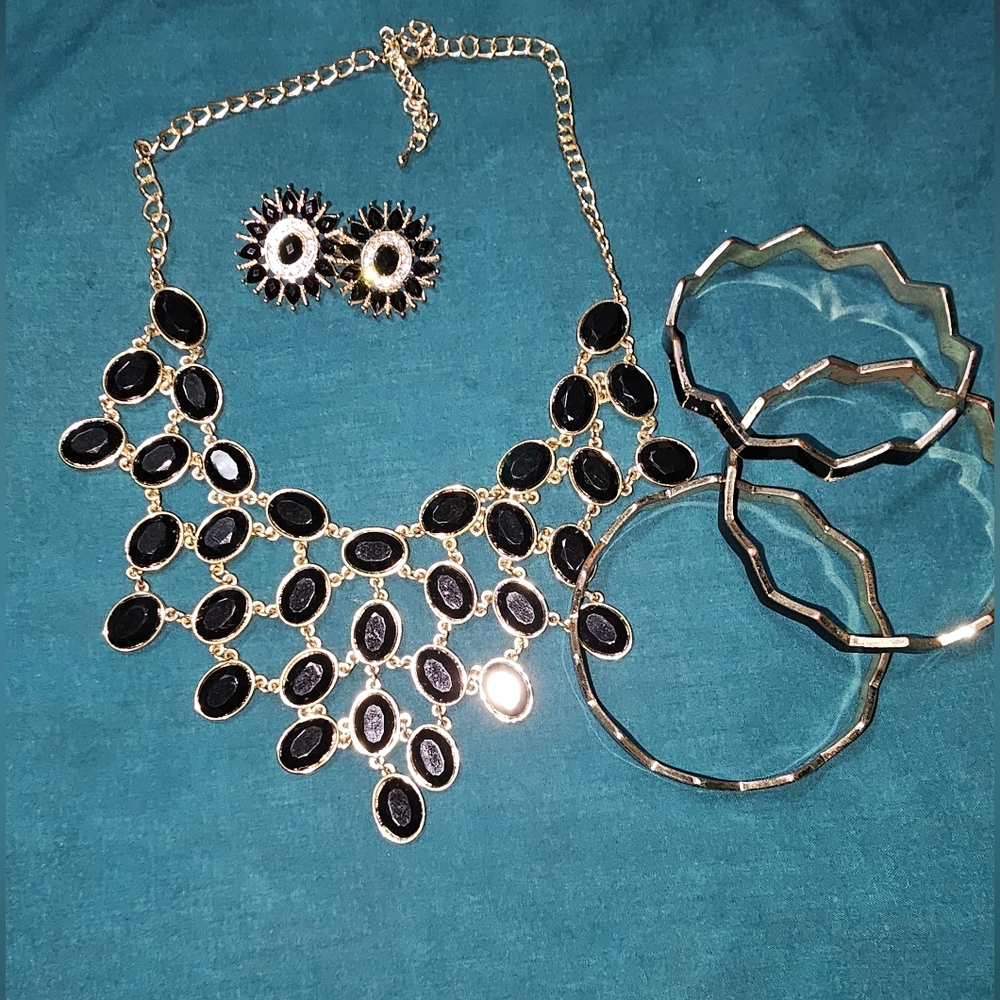 Claire's necklace set